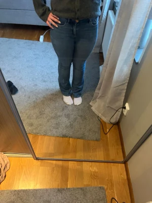 Blå jeans från vero Moda - Ett par blåa bootcut jeans från vero moda. Med mörkblå tvätt. Medelhög midja. Storlek xs längd 32.