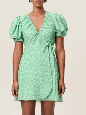 Adoore klänning grön strl 32 - Söt grön kort omlottklänning med små vita blommor, puffiga korta ärmar och knyt i midjan. Klänningen har v-ringning och volangkant framtill för en trendig look. Perfekt för varma dagar och sommarens alla tillfällen. Helt ny med tags! Nypris: 1495kr