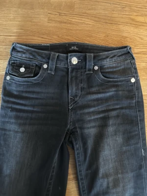 true religion jeans svarta!  - true religion jeans svarta i modell becca i w26! jättebra skick! 