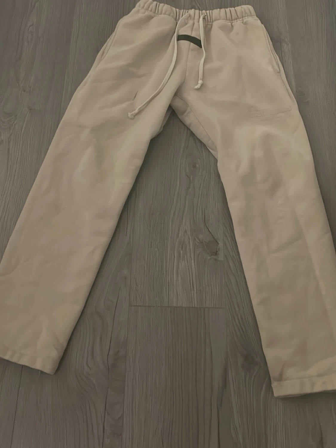 Beige mjukisbyxor från Essentials