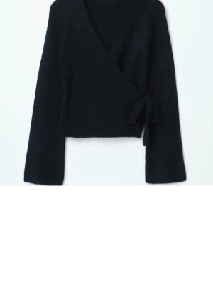 Wrap caridgan från gina tricot  - Använd 1-2 ggr. Super fin stickad Omlott kofta