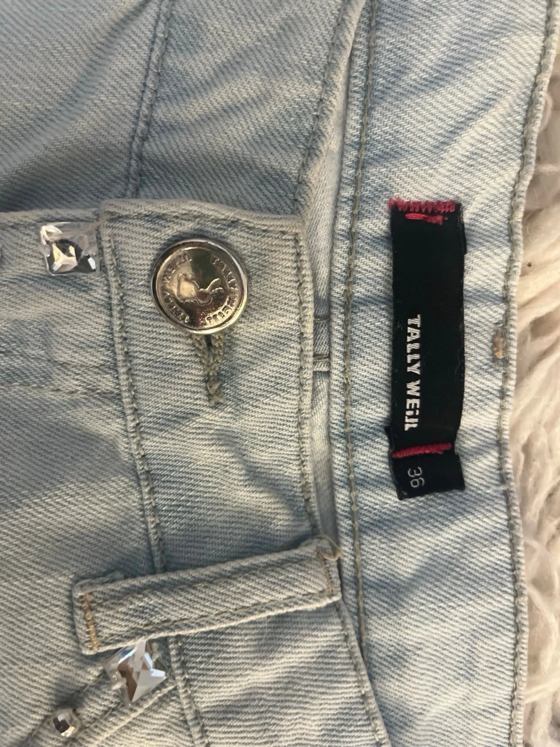 RESERVERAD Super lowwaist super lågmidjade ljusblåa slitna jeansshorts med diamanter  - 4