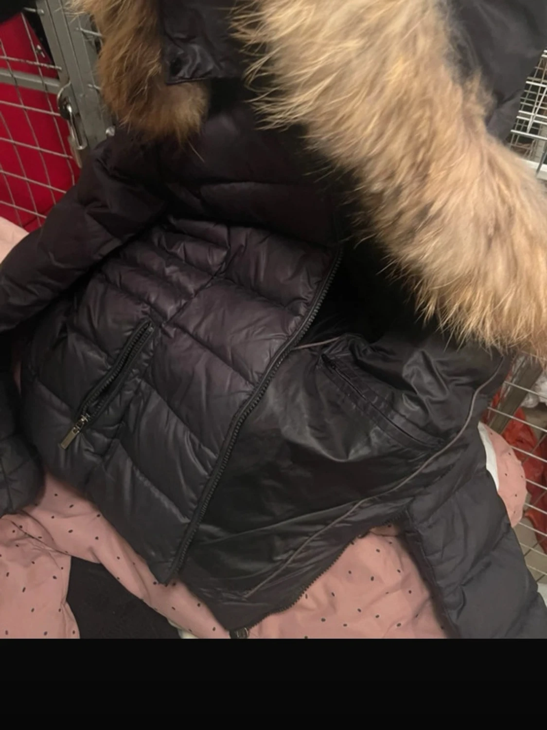 Svart pufferjacka med päls  - 2