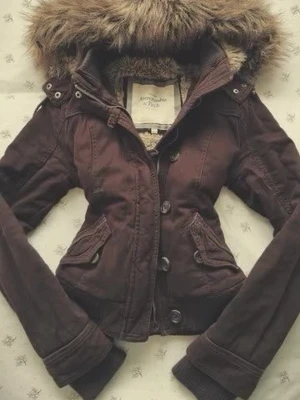 SÖKER ! Abercrombie/Hollister 2000s jackor  - Hej, jag söker efter dessa bruna/vita hollister & abercrombie jackor. Helst den bruna, men gillar den vita också!! Jag söker efter de som ser ut som på bilderna🙏. Den på andra bilden såldes från hollister frön november/december men var limited och jag hann inte köpa :( snälla skriv till mig om ni har de i storlek S. Skulle kunna betala runt 1200 kr!