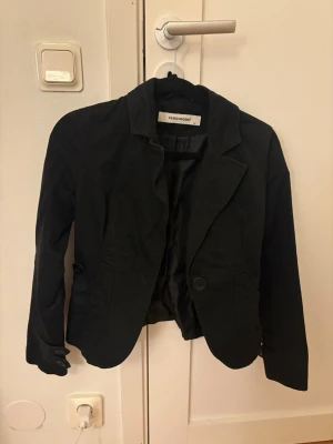 Svart kavaj från Vero Moda - Stilren svart kavaj från Vero Moda 