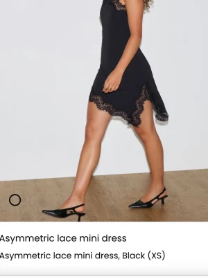 Svart asymmetrisk spetsklänning - Helt ny med prislappen! Storlek xs