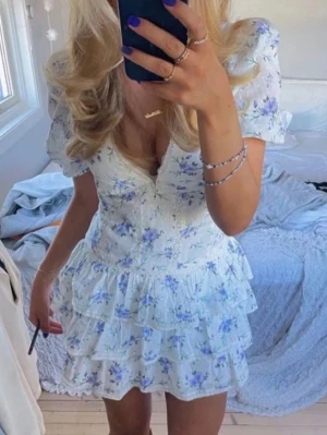 Viral Blommig volangklänning med puffärm Zara viral  - Supersöt klänning med volanger och broderi ifrån Zara! Inga defekter alls! Så snygg 