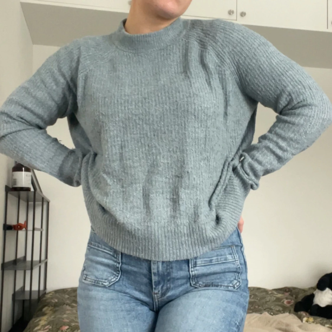 Ljusgrå stickad tröja med rund hals - 3