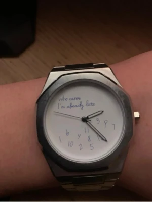 “WHO CARES I AM ALREADY LATE” clocka - Säljer en klocka som är snygg. Priset kan diskuteras 