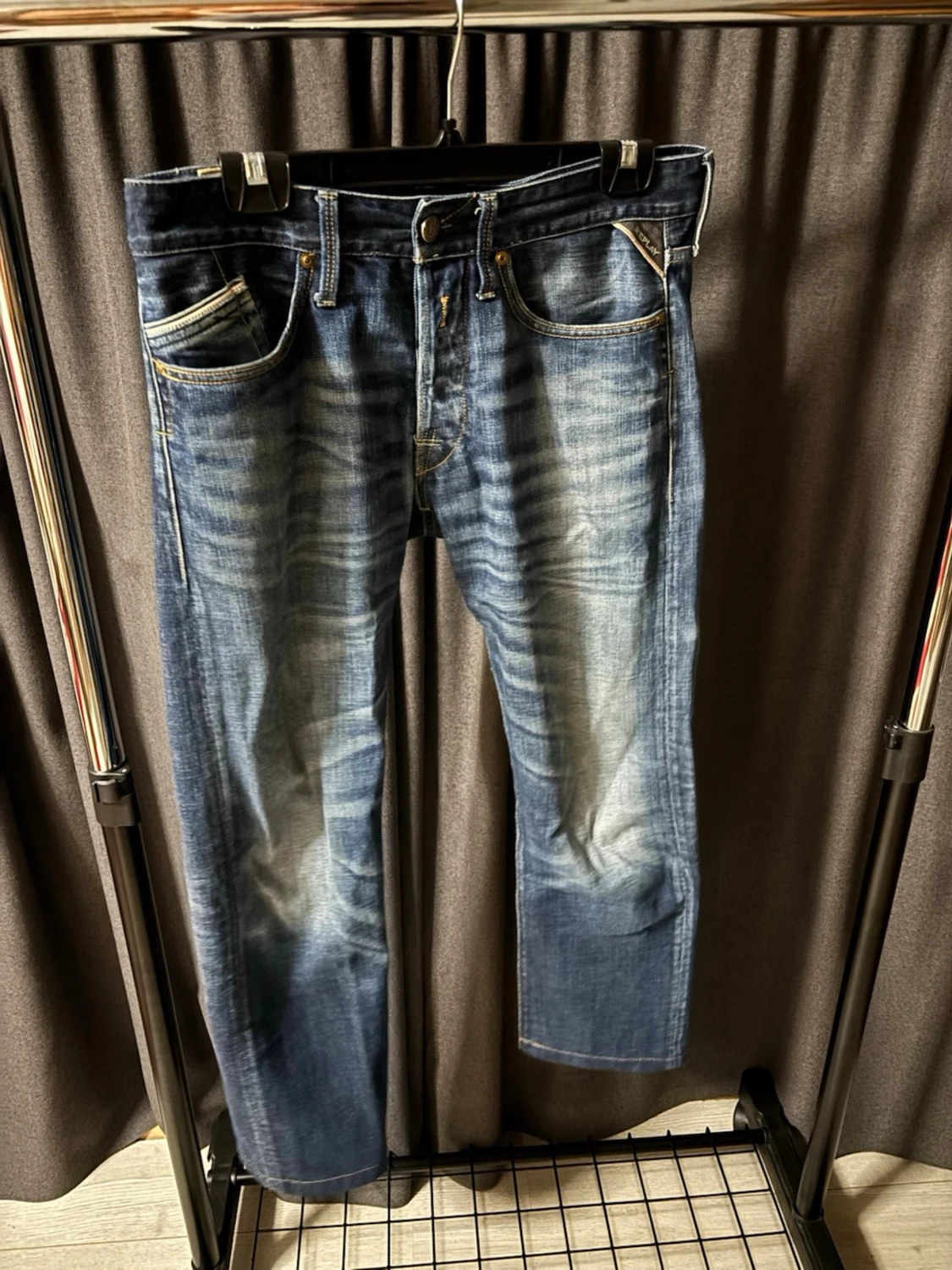 Blå jeans med slitningar - 1