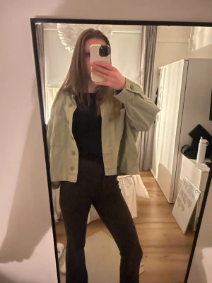 Grön trenchcoat kappa från Zara - Snygg grön trenchcoat/ kappa/ vårjacka från Zara. Har i storlek S, och säljer då den inte längre kommer till användning💓💓