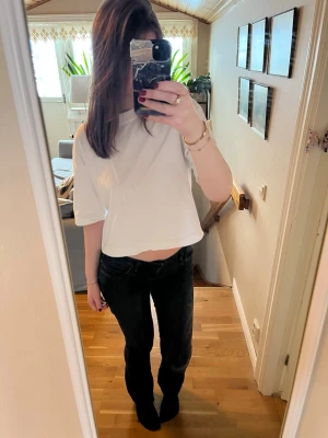Ltb jeans  - Mörkblåa populära jeans från LTB i modellen Valerie, storlek W26/L34💕Jeansen är i nyskick och har inga anmärkningar förutom att jag sprättat upp de längst ned, men är inget som syns tydligt! Hör av dig vid frågor, pris kan diskuteras🙏🏻