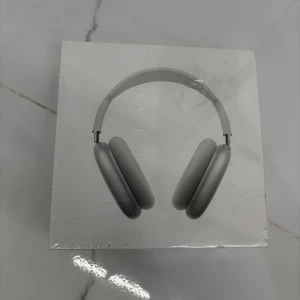 AirPods Max - Apple AirPods Max i silver, helt nya och oöppnade i originalförpackning. Trådlösa over-ear hörlurar med aktiv brusreducering, hög ljudkvalitet och elegant design. Perfekt för musik, film och samtal. Förpackningen är obruten men har mindre yttre slitage.