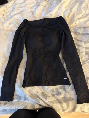 Svart ribbat set från Protein.se - Säljer ett svart ribbat set från Protein.se med långärmad topp och matchande tights. Setet är tillverkat i stretchigt material som sitter tajt och bekvämt. Perfekt till träningen. Diskret logga på både tröja och byxa. Stilren och enkel design.🩷 Storlek xs