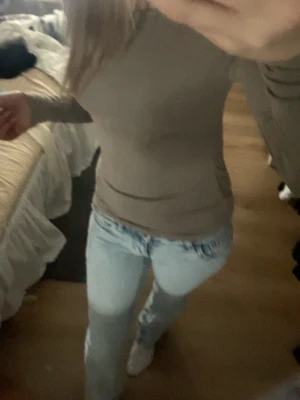 Beige långärmad topp  - Säljer en beige långärmad topp med tight passform och rund halsringning. Toppen är enkel och stilren, perfekt att matcha med jeans eller kjol. Materialet känns mjukt och stretchigt, vilket gör den bekväm att bära hela dagen.