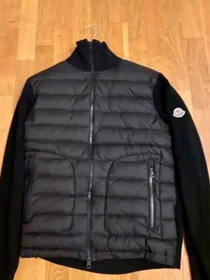 Moncler Cardigan - Säljer en fet Moncler cardigan i Strl L/4 Kom DM för mer info! Säljs PGA inte använder! Kvitto Finns! Cond: 8/10!!! 