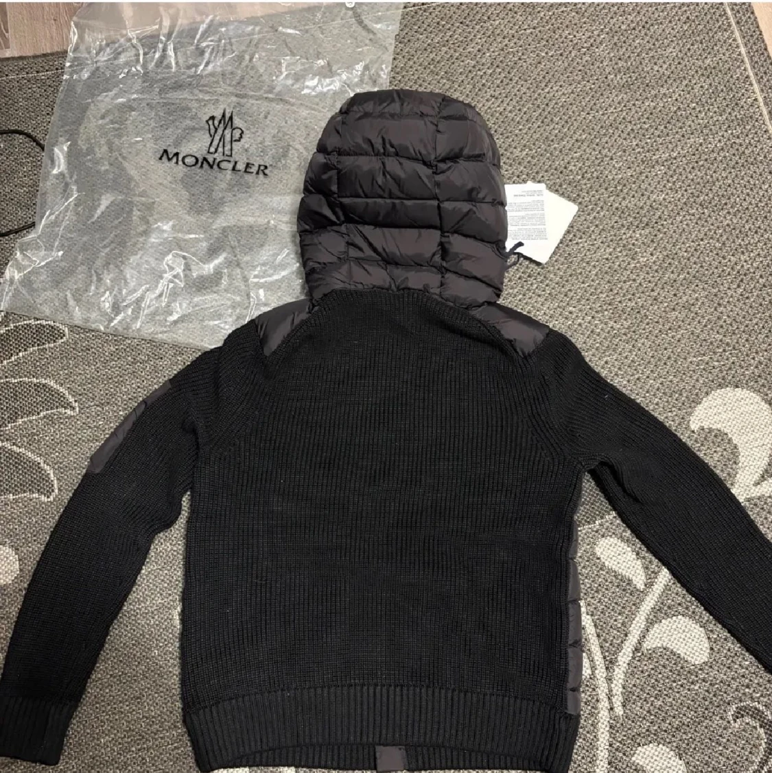 Svart Moncler pufferjacka med huva - 1