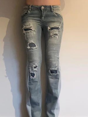Ljusblå slitna bootcut jeans. - Jeans, står M men sitter mer som xs/s. midjemått rakt över: 36  Innerbenslängd: 72. Hör av er vid frågor💕 inga defekter vad vi har sett.