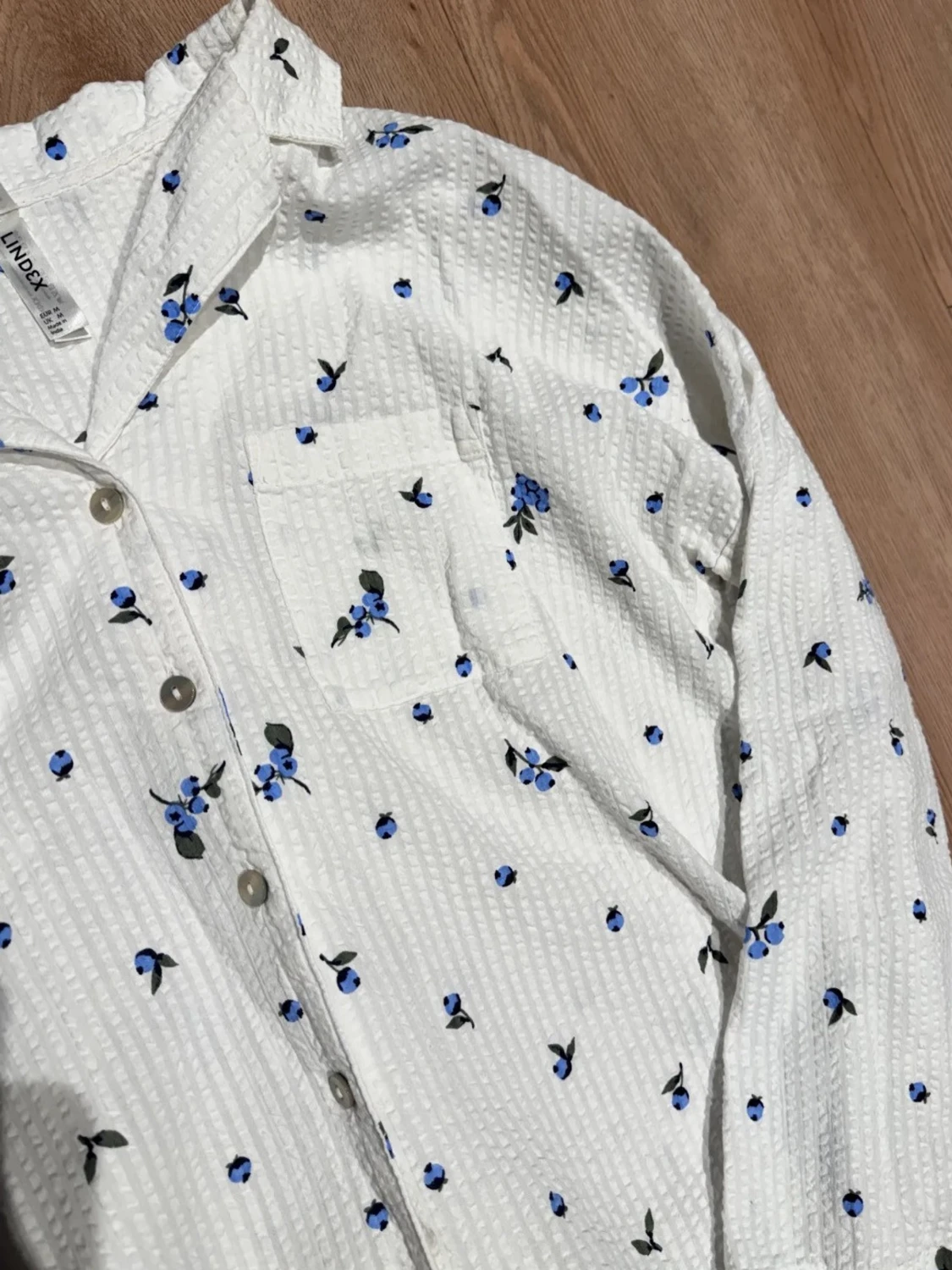 Vit pyjamaströja med blå blommor - 1