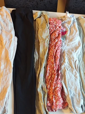 Barn byxor Paket stl 122/128 - Ett paket med diverse byxor 14 plagg i olika färger och mönster. Inkluderar leggings, jeans och andra typer av byxor. Vissa har detaljer som tryck och resår i midjan. Du är varmt välkommen att kika på mina andra annonser. Sammanfrakt