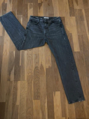 loose fit jeans - Tja! Säljer nu dessa loose fit jeans ifrån Jack & jones, dessa är i lite mindre bra skick då de är något slitna. Orginal pris ligger på 699. Men absolut inget man tänker på, hör av er vid eventuella frågor. Vid köp av båda så får ni 10% rabatt!🙌