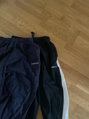 Mörkblå mjukisbyxor från urban outfitters iets Frans  - Säljer två par iets frans mjukisbyxor från Urban outfitter. Mörkblåa säljer jag för 300 och dom svarta med vit streck säljer jag för 400 