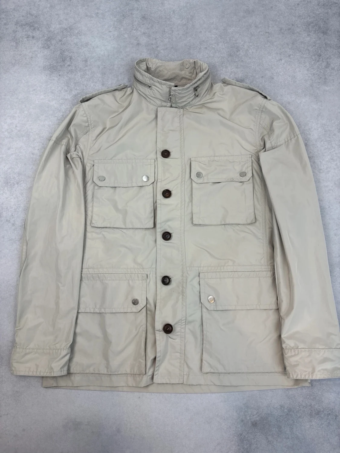Beige vindjacka från Moncler