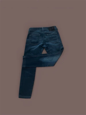 Jacob Cohen jeans - Säljer ett par mörkblå slimfit jeans från Jacob Cohen med klassisk femficksdesign. Jeansen har snygga slitningar och snygg tvätt. Jeansen är i strl 28 ( vilket ungefär motsvarar W28 L28. Skriv vid fler frågor