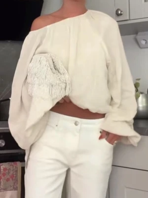 Vit voluminös blus med ballongärmar - Luftig och stilren vit blus med voluminösa ballongärmar och rundad halsringning.  Helt ny med prislappen kvar. Nypris 1200kr🫶🏽💞