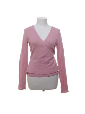 Rosa omlottstickad tröja - Söt rosa stickad kashmir/ull omlottröja och knytband i midjan💕Skriv om du har några frågor!