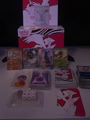 Pokémon trainer pack white flare  - Jag säljer detta pack som är öppnat! Allt är helt äkta och när jag öppnade så fick jag en Reshiram ex värd 300$-450$ och några andra helt okej kort! Skriv till mig vid funderingar😀
