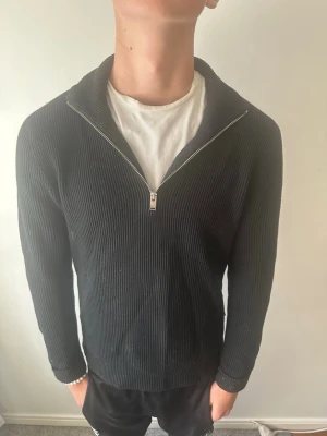 Svart halv zip tröja ifrån Jack and Jones - Säljer denna feta halv zip från Jack and Jones  i storlek S. Hör av dig vid minsta fundering.🙌
