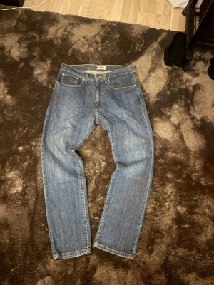 Mörk blå jeans - Ett par fina mörkblå jeans med denim tyg. Knappt använda och i jätte fin skick. Regular fit 
