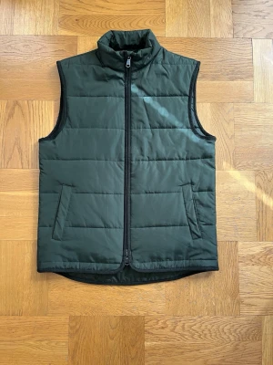 Berkeley väst  - Grön Berkeley väst i storlek S. Jättefint skick, knappt använd och perfekt nu till vår och sommar. Nypris 1400 mitt pris 599