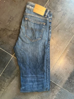 Tiger of sweden jeans - Blå tiger of sweden jeans i väldigt fint skick. Knappt använda och säljs pga att de är för små. Storlek 28/32