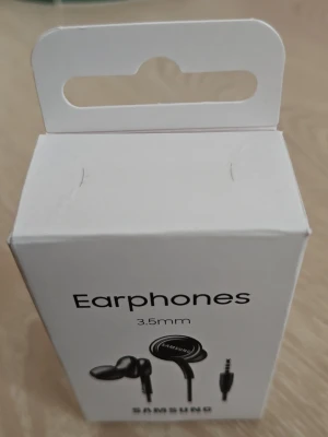 Samsung svarta hörlurar 3.5mm EO-IA600 - Säljer ett par svarta Samsung hörlurar med 3.5mm-kontakt. Klassisk in-ear design med sladd, perfekt för mobilen eller datorn. Kommer i originalförpackning och är kompatibla med de flesta enheter som har hörlursuttag.