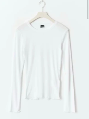 Vit långärmad topp från  - En basic vit långärmad top med rund halsringning. Tunn och mjuk i materialet. ❣️