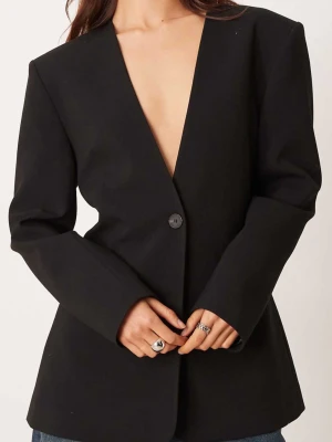 Svart oversized kavaj  - Super snygg figursydd oversized kavaj! Från asos🫶storlek 34 men skulle säga att den är mer 36🥰Helt ny me slapp kvar