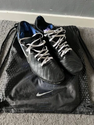 Nike Fotbollsskor - Nike Tiempo fotbollsskor - Storlek: 44 - Ganska slitna men har kvar att ge - Nypris: Över 3000kr - Mitt pris: 199kr - Dustbag ingår - hör av dig vid funderingar 💫