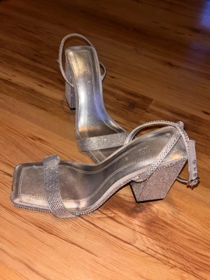 Silvriga pumps, Zara - Glittriga silvriga klackaskor från. Skorna jähar bara blivit använda en gång och är speciellt snygga för att lyfta en outfit✨🪩💖