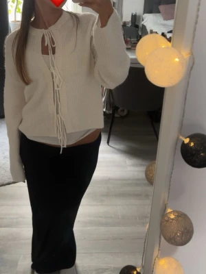 Vit stickad cardigan med knytband - Säljer en vit stickad cardigan med långa ärmar och knytband framtill. Är från gina tricot och endast använd ett fåtal gånger❤️ Storlek S 