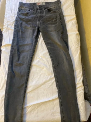 Gråa Levis jeans - Säljer ett par Levis jeans. Bra kvalitet