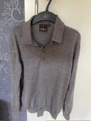 Oscar Jacobson tröja - Longsleve pike från Oscar Jacobson i riktigt bra skick 9/10 knappt använd och inga defekter eller liknande . Strl M. ”Extra fin merino ull” original pris 1800 men slutsåld överallt