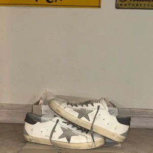 Golden Goose Super-Star - använda Golden Goose som självklart är äkta. Nypris runt 6800 på NK. Hör gärna av er om ni har några frågor eller vill se mer bilder.  Finns tecken på användning därav ”bra” skick. Fråga innan köp✅✅ inga returer, står ej för postens slarv. Box, dustbag, stockxtag och dokumentation medföljer