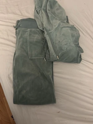 Juciy sätt  - Juciy sätt i ljus grönt, använt fåtal gånger byxorna är i storlek-xs och tröjan i -S