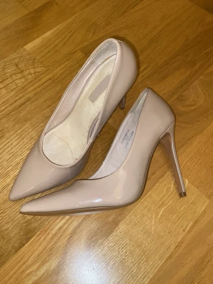 Beige lackade pumps med spetsig tå - Fint skick. 37. 