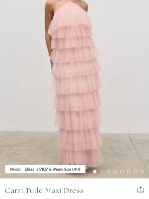 Ljusrosa volangklänning från pretty lavish  - Så fin och drömmig maxiklänning, perfekt att ha till bal. Helt oanvänd, säljer då den tyvärr inte passade mig 💕Nypris 1 420kr 💕Pris går att diskuteras!