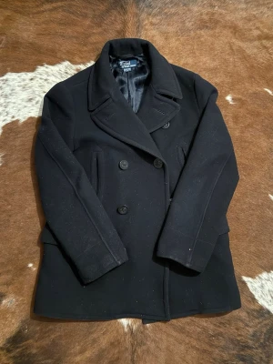 Polo RalphLauren PeaCoat - Tjena! Säljer denna mycket fina RalphLauren peacoaten, kappan är i fint använt skick med vissa skador därav priset(kolla bilderna), Storlek M, hör av dig vid funderingar!🙌