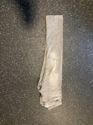 Polo Ralph lauren jeans grå - Säljer ett par gråa slim fit jeans från Polo Ralph Lauren. Aldrig använda då dem inte passar mig. 