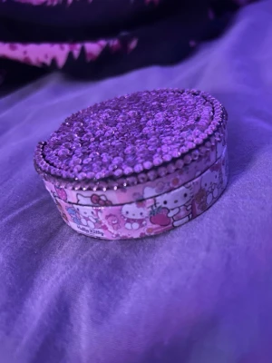 Hello Kitty dosa (läs bion) - hejsan följ mig om ni inte vill missa alla olika snusdosor jag kommer sälja. kommer sälja med olika artister och otroligt många inom hello kitty kategorien! skulle vilja ha förslag på vilka dosor jag kan göra och vad ni gillar för nått så skriv gärna privat eller kommentera. dom här är inte till salu men de kommer fler inom en månad!